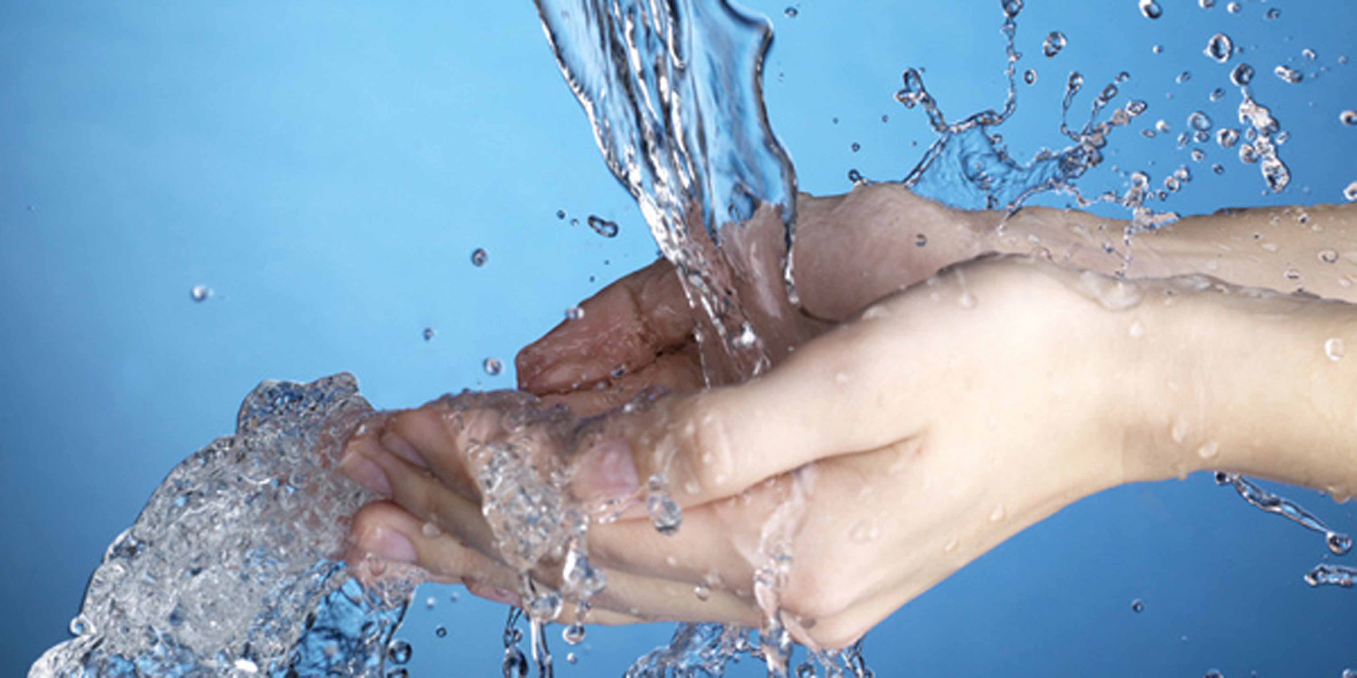 Попейте холодной воды. Вода в руках. Человек из воды. Вода и человек. Вода льется на руку.